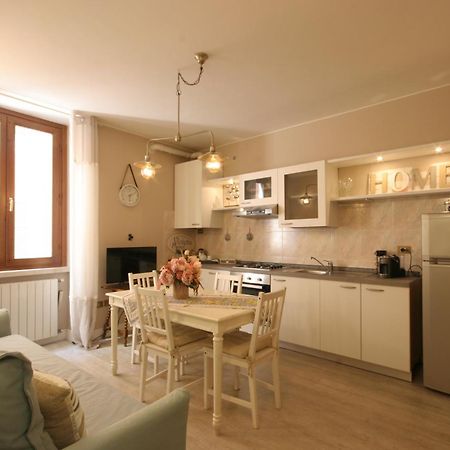 Apartamento Violetta Maison, Elegante E Romantica A Salo' Exterior foto