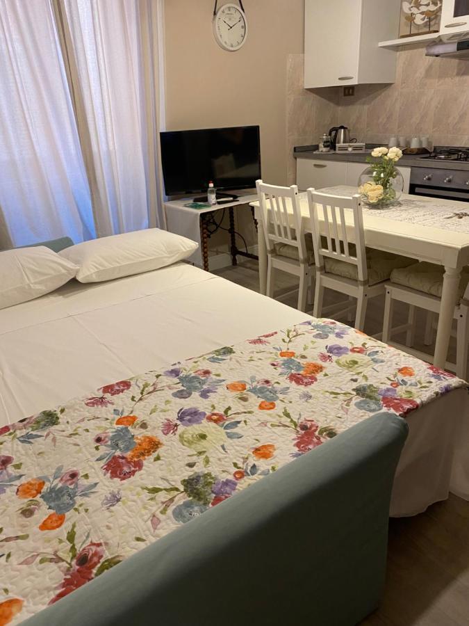 Apartamento Violetta Maison, Elegante E Romantica A Salo' Exterior foto
