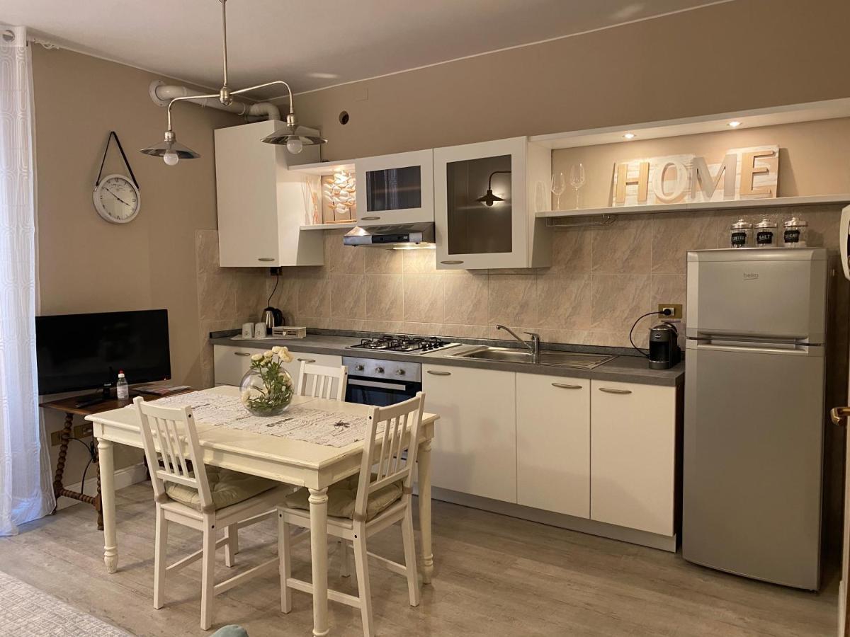 Apartamento Violetta Maison, Elegante E Romantica A Salo' Exterior foto
