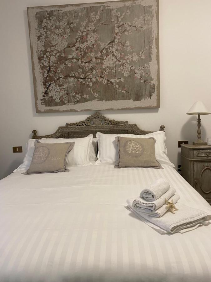 Apartamento Violetta Maison, Elegante E Romantica A Salo' Exterior foto