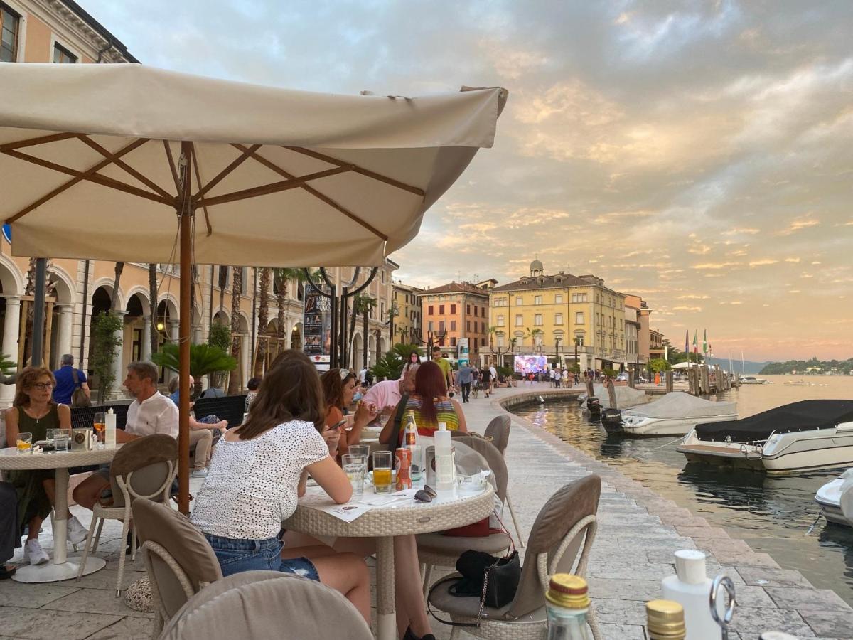 Apartamento Violetta Maison, Elegante E Romantica A Salo' Exterior foto