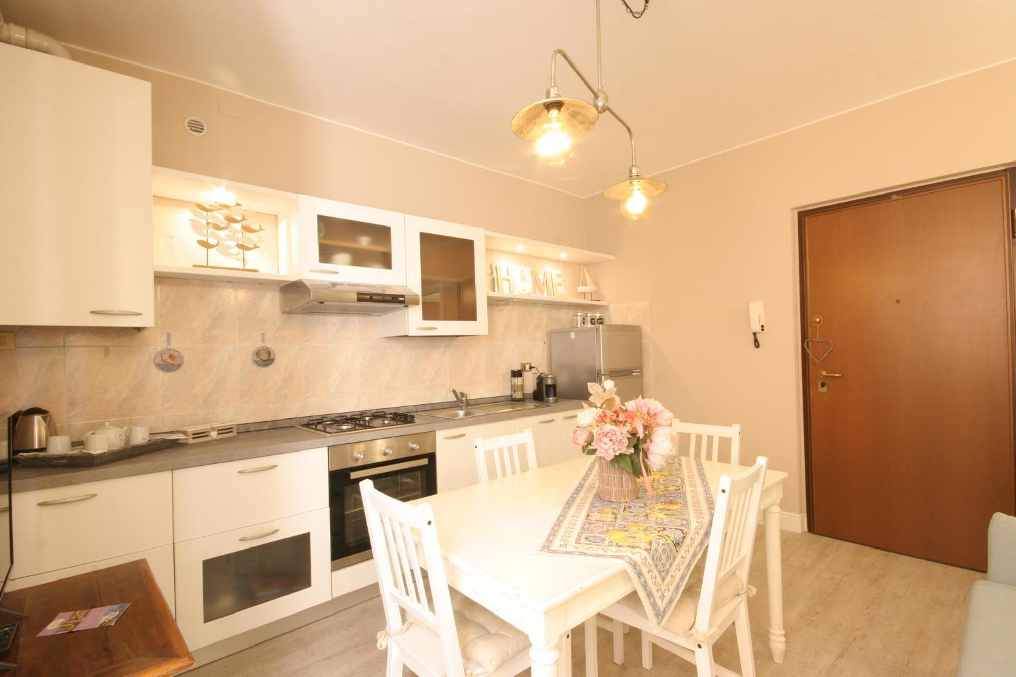 Apartamento Violetta Maison, Elegante E Romantica A Salo' Exterior foto
