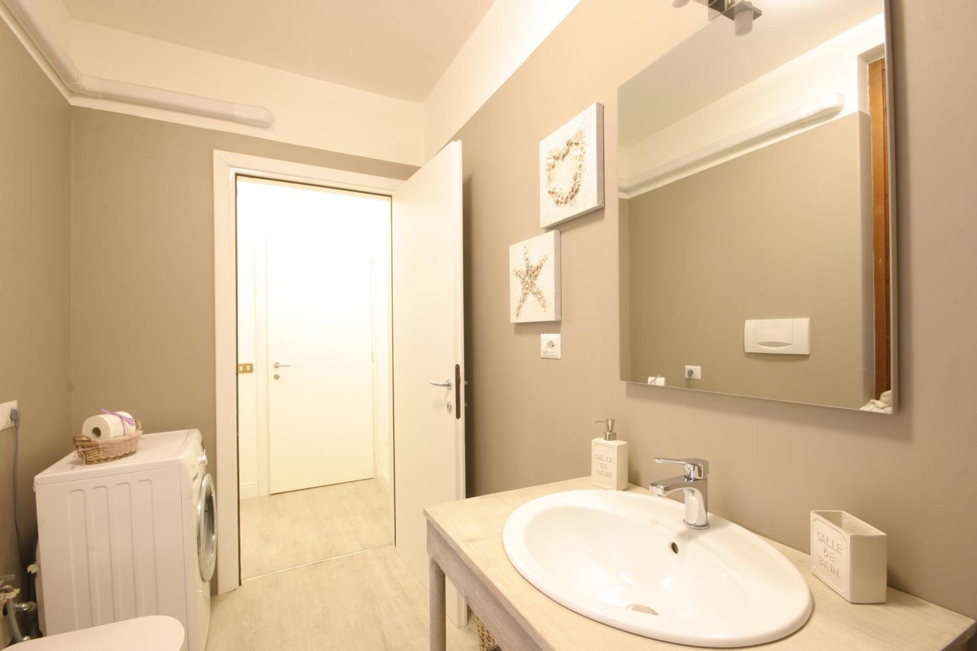 Apartamento Violetta Maison, Elegante E Romantica A Salo' Exterior foto