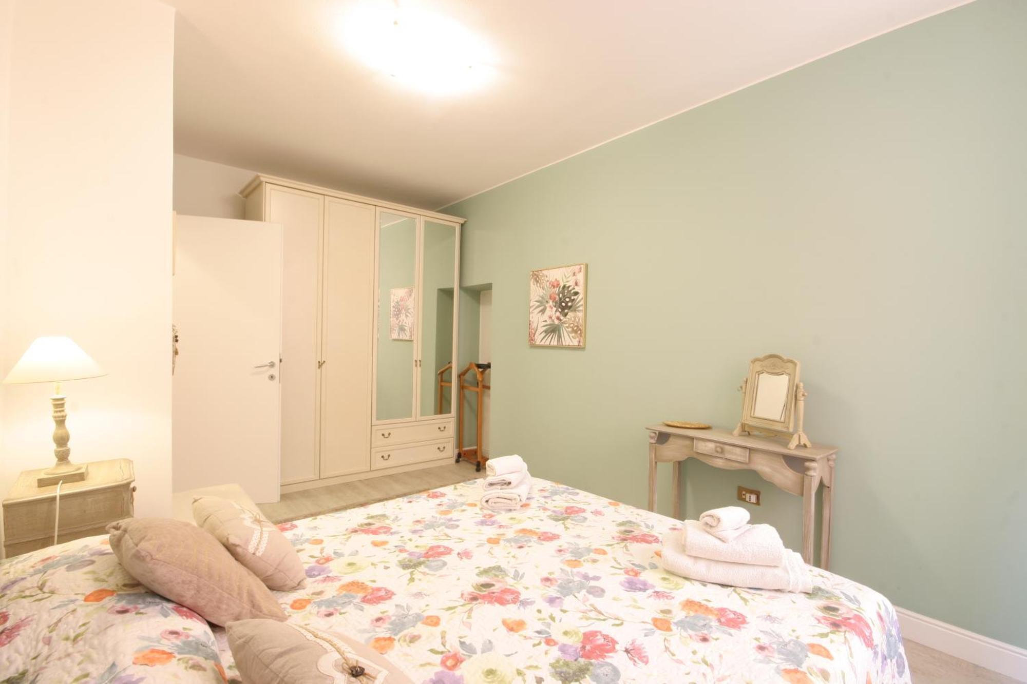Apartamento Violetta Maison, Elegante E Romantica A Salo' Exterior foto