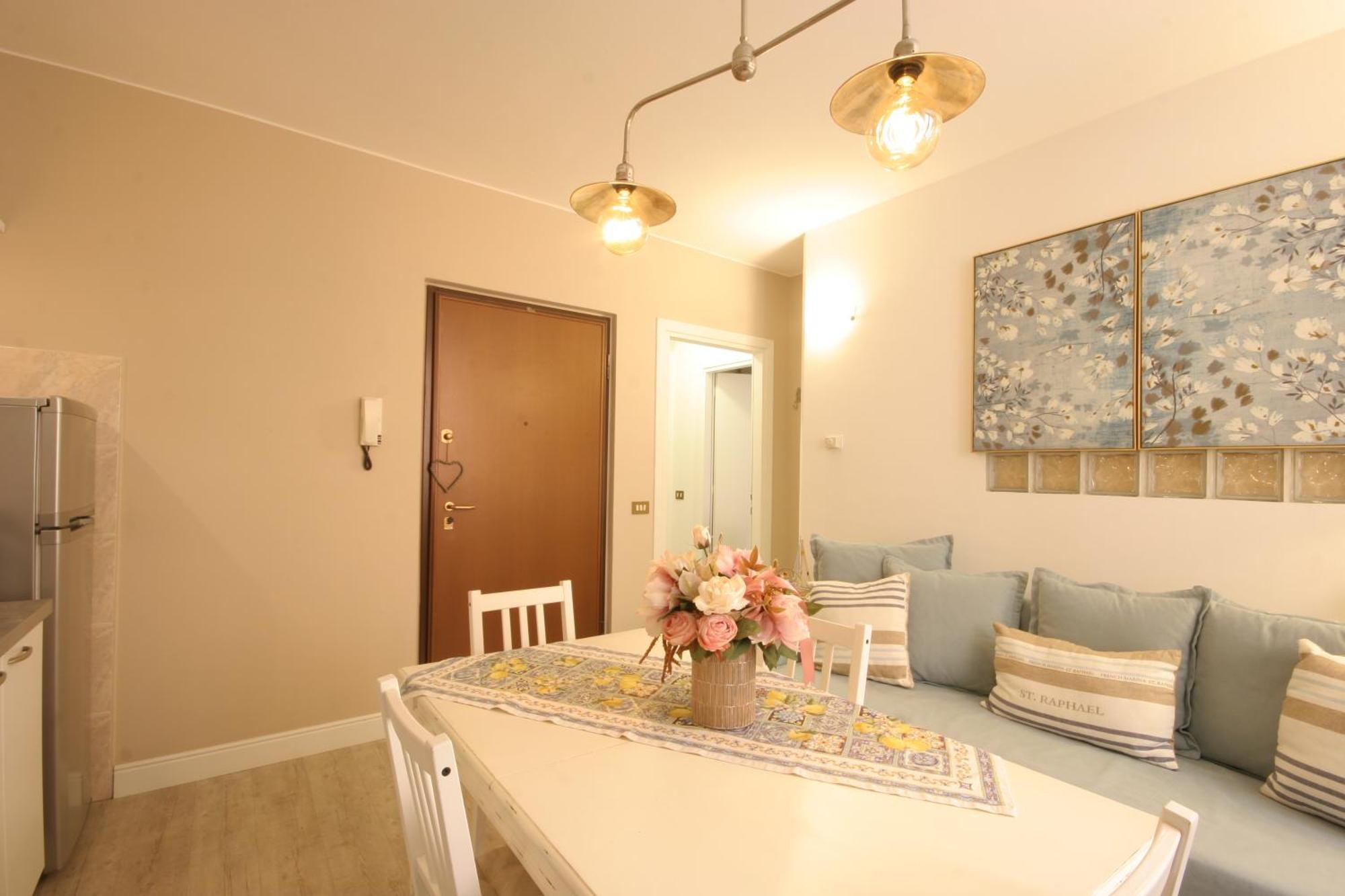 Apartamento Violetta Maison, Elegante E Romantica A Salo' Exterior foto