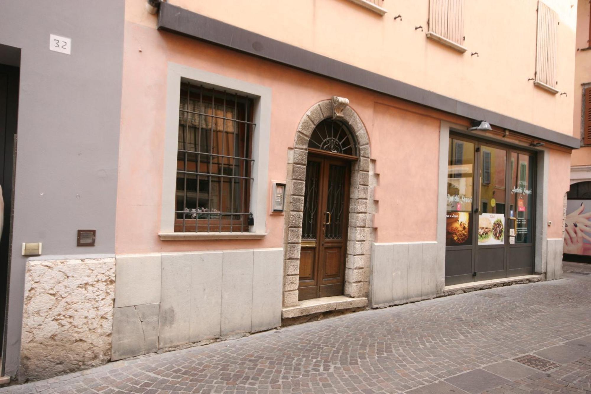 Apartamento Violetta Maison, Elegante E Romantica A Salo' Exterior foto