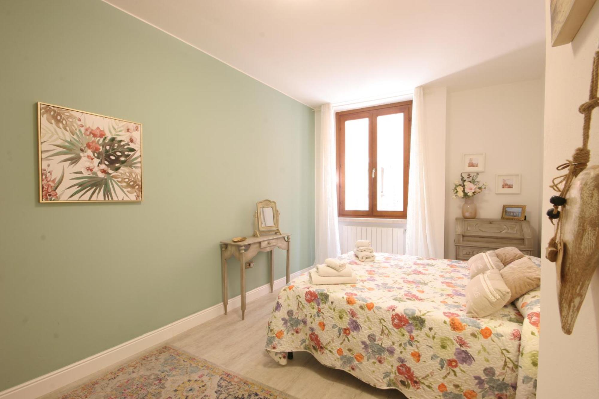 Apartamento Violetta Maison, Elegante E Romantica A Salo' Exterior foto